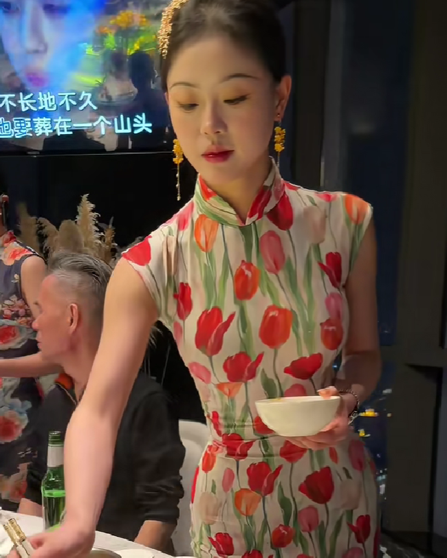 图片[9]-某地火锅店推出美女旗袍服务员，颜值身材都是顶级，价格亲民受到网友热议~-吃瓜网