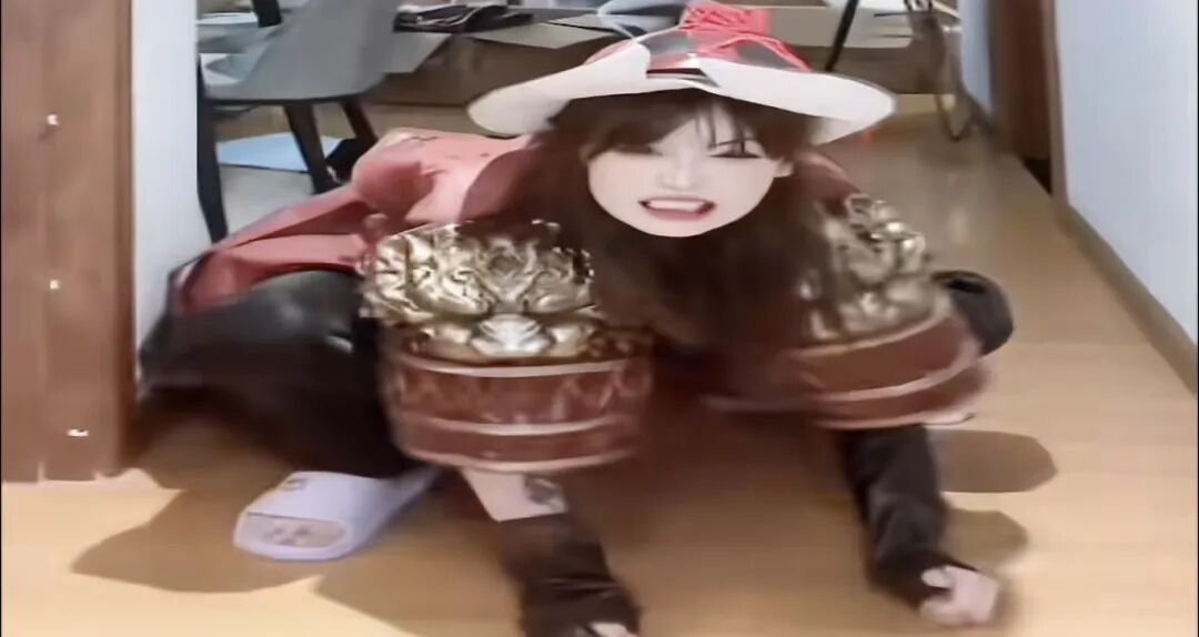 图片[4]-女解说因穿短裙被质疑媚男后，全身涂黑上场解说，导播切了近镜头，网友：男解说根本不敢对视，怕从场上笑到场下！-吃瓜网