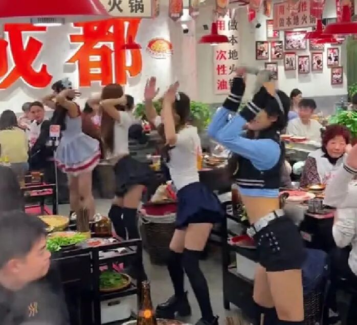 某地火锅店推出美女旗袍服务员，颜值身材都是顶级，价格亲民受到网友热议~-吃瓜网