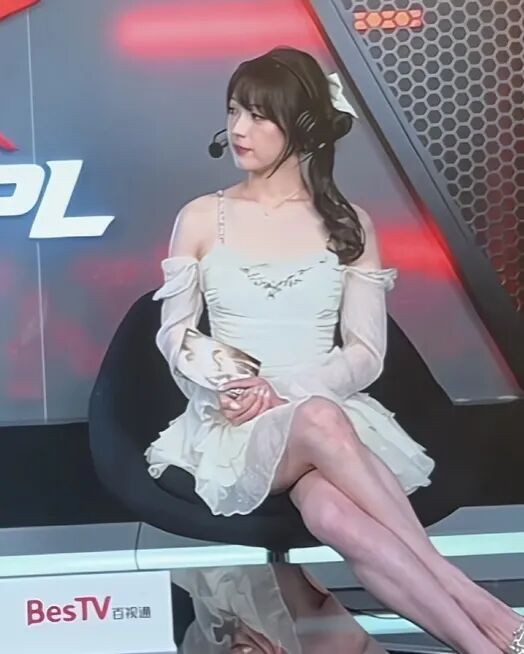 图片[5]-女解说因穿短裙被质疑媚男后，全身涂黑上场解说，导播切了近镜头，网友：男解说根本不敢对视，怕从场上笑到场下！-吃瓜网