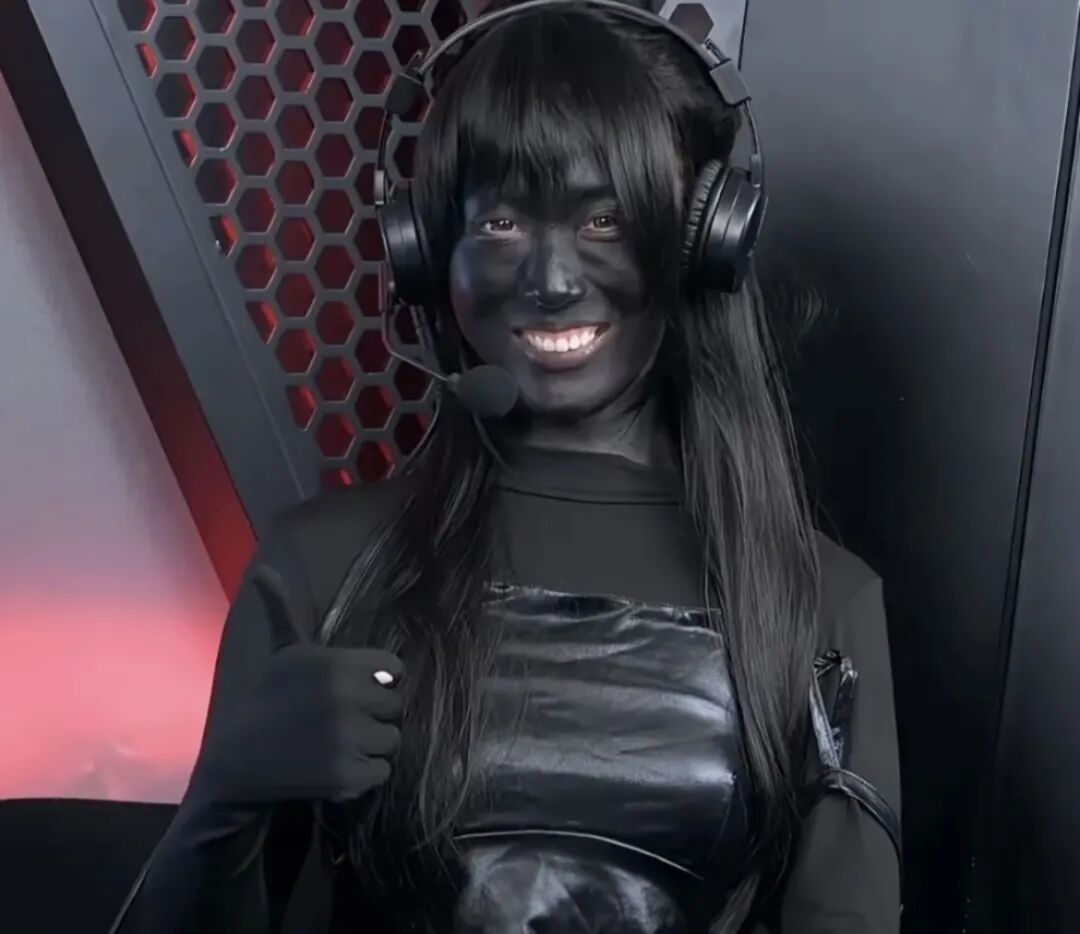 图片[11]-女解说因穿短裙被质疑媚男后，全身涂黑上场解说，导播切了近镜头，网友：男解说根本不敢对视，怕从场上笑到场下！-吃瓜网