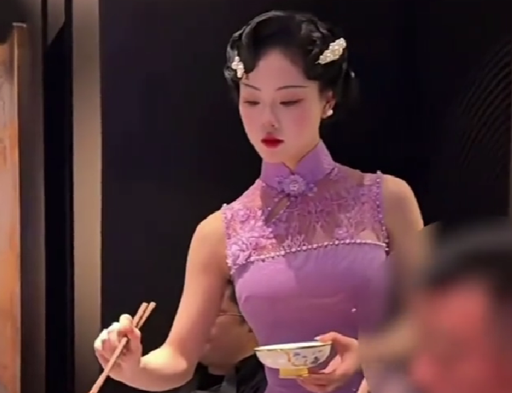 图片[7]-某地火锅店推出美女旗袍服务员，颜值身材都是顶级，价格亲民受到网友热议~-吃瓜网