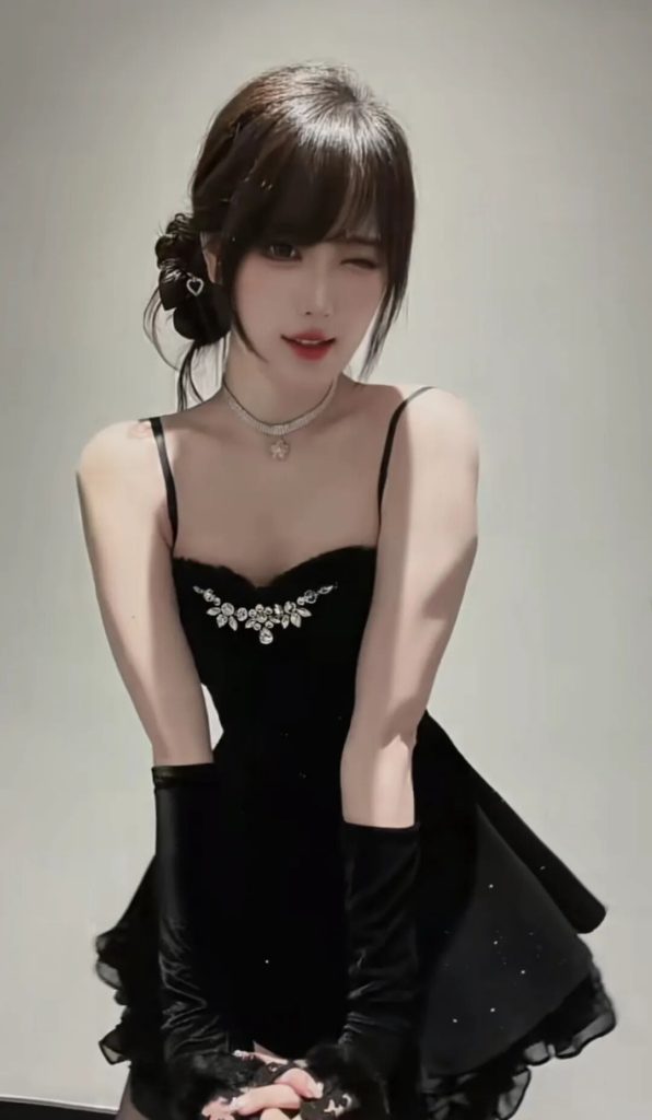 女解说因穿短裙被质疑媚男后，全身涂黑上场解说，导播切了近镜头，网友：男解说根本不敢对视，怕从场上笑到场下！-吃瓜网